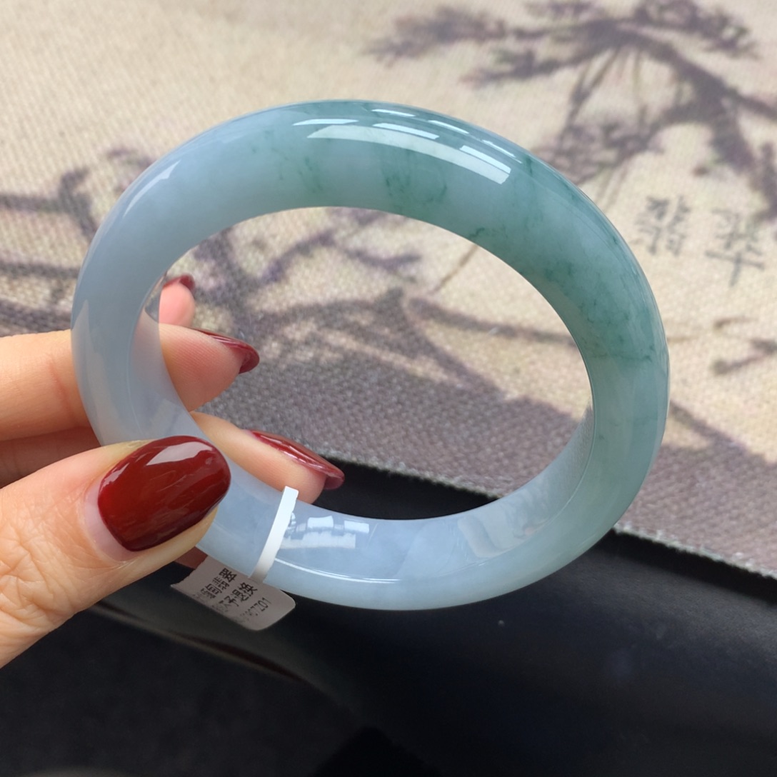 悠****翡翠未镶嵌手镯飘花