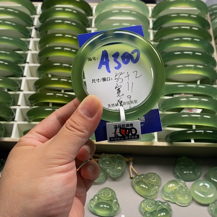 L***t未镶嵌蛇纹石玉手镯