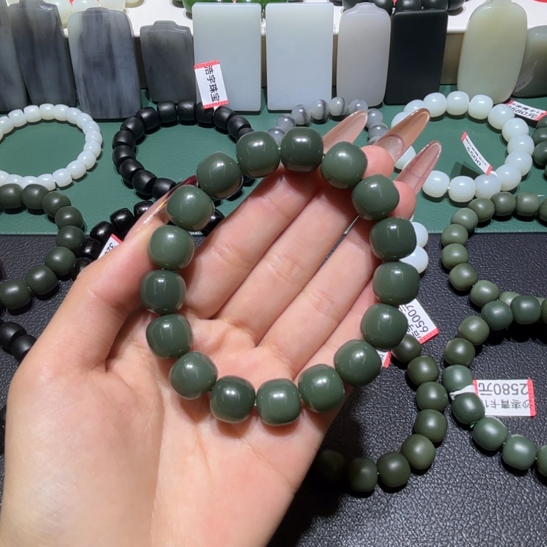 和田玉（糖玉）手串未镶嵌几***红