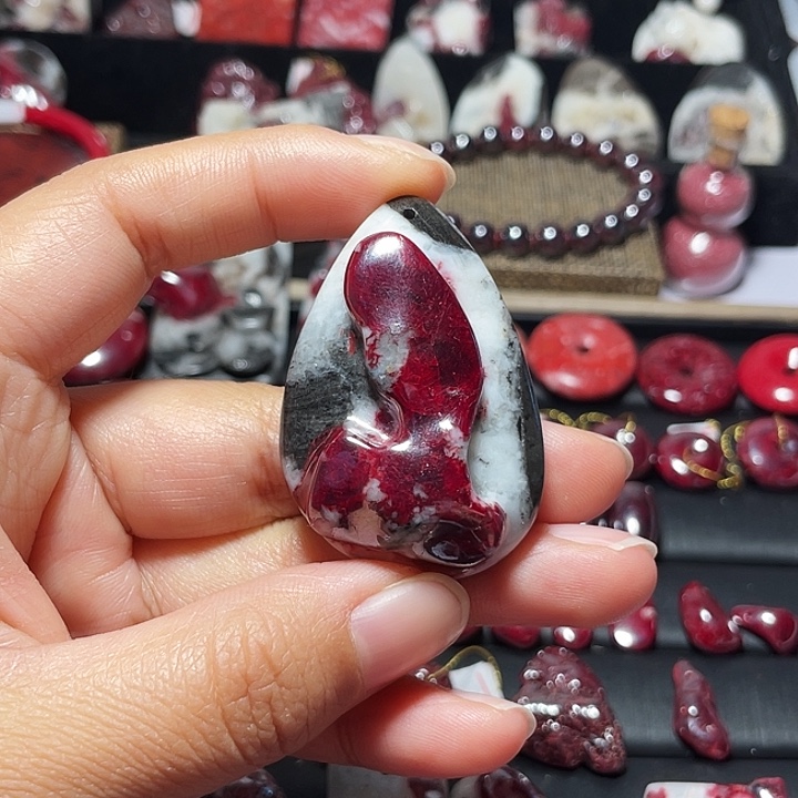 天然辰砂原石晶体吊坠