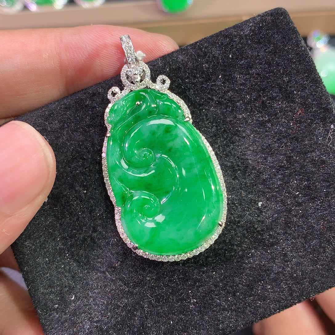 翡翠吊坠(赠链)18K金镶嵌