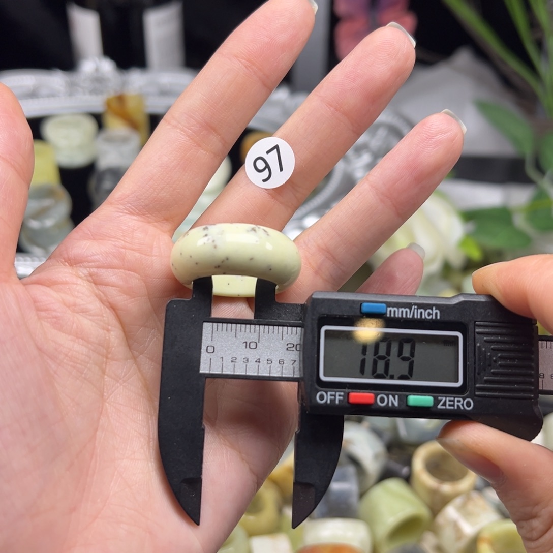 蛇纹石玉未镶嵌戒指