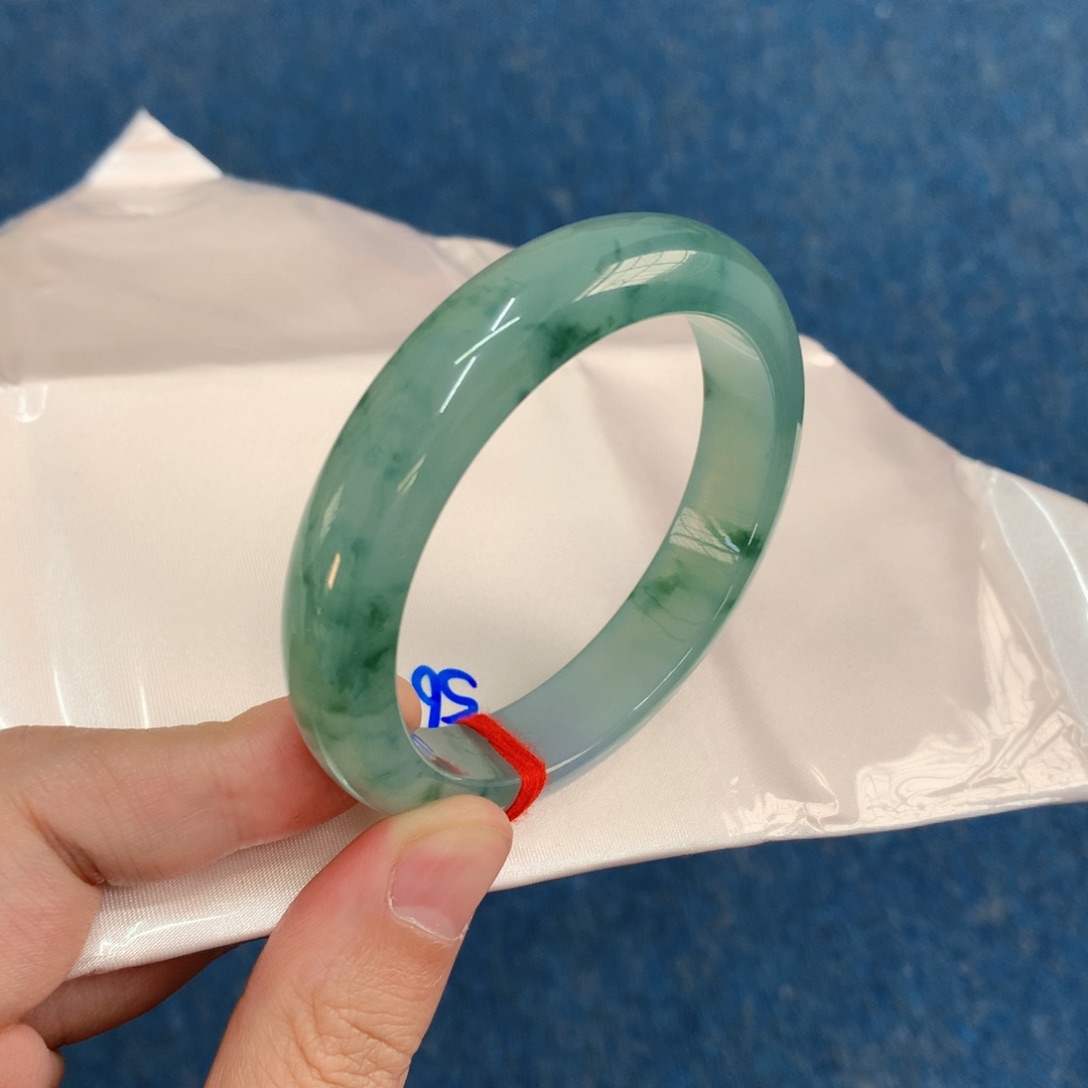 翡翠手镯未镶嵌翡翠