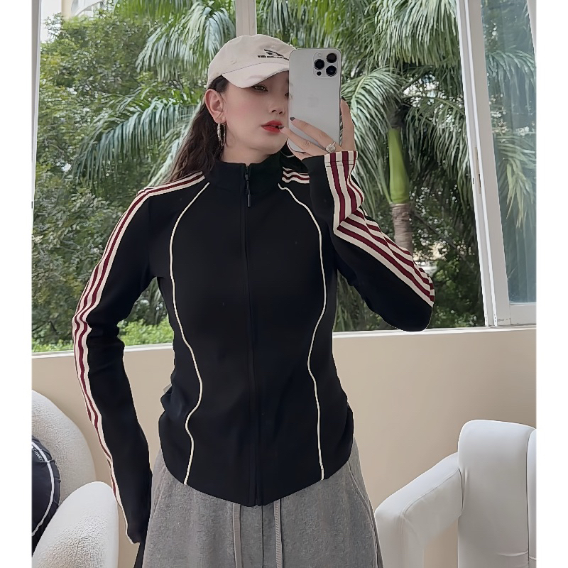 佟掌柜-红条纸片人 收身显瘦拼接立领欧货打底T恤