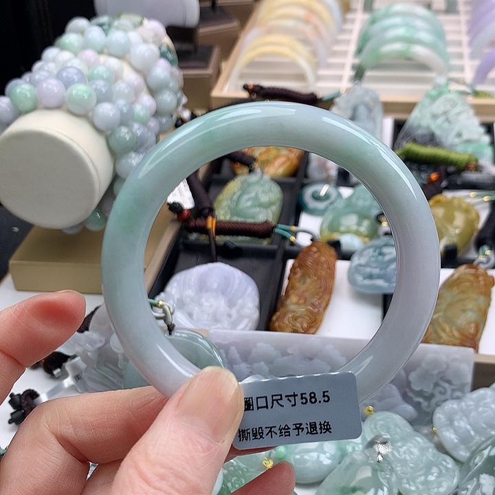 翡翠手镯未镶嵌吊坠