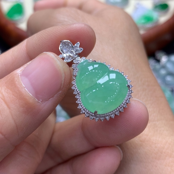 翡翠吊坠(不含链)18K金镶嵌