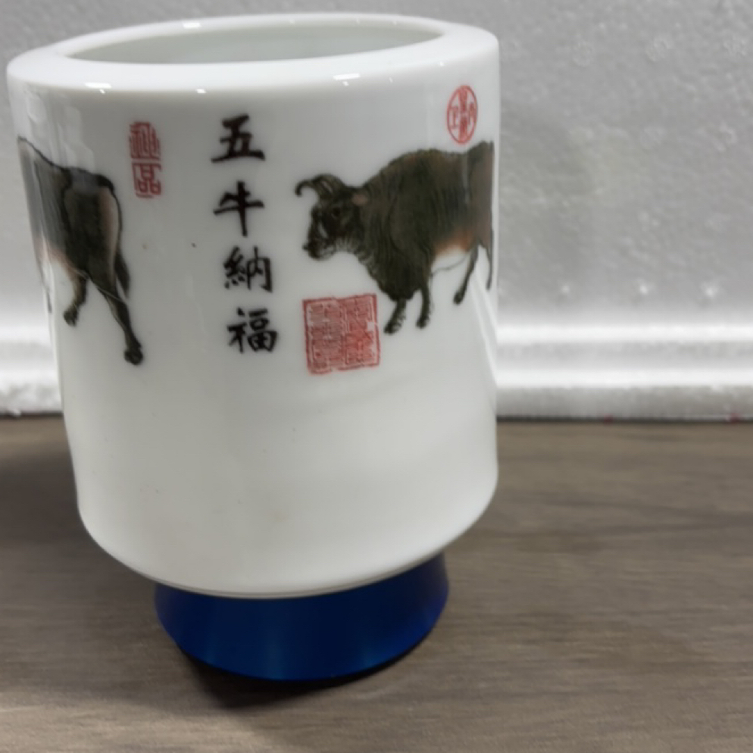 釉下五彩笔筒微瑕