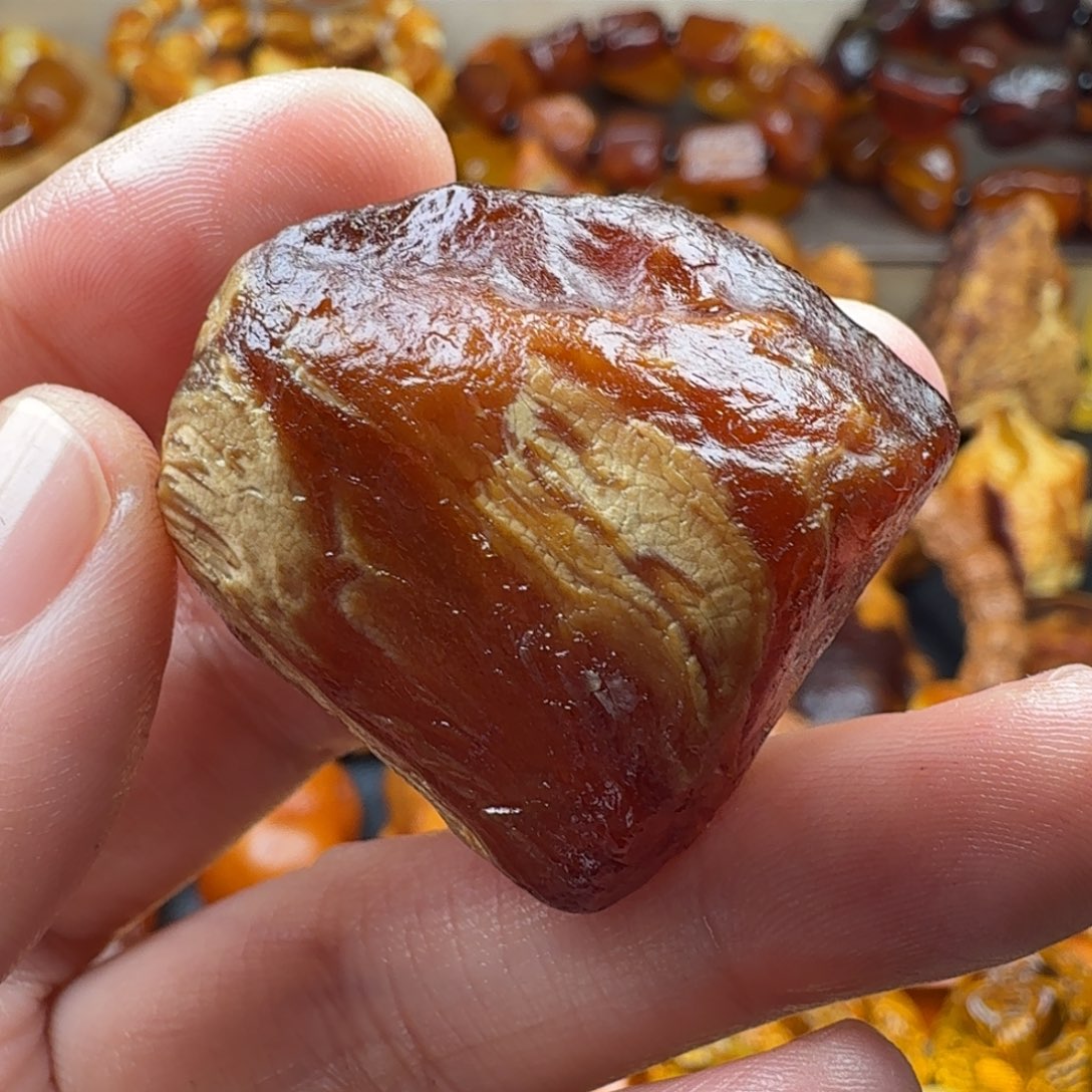 未镶嵌颈饰琥珀花蜡原石