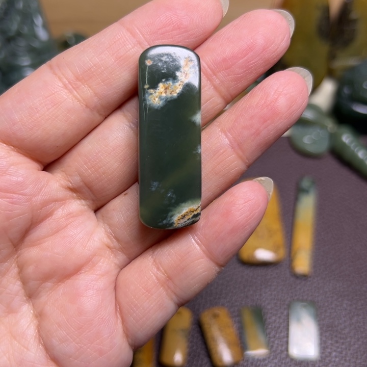 盼***望岫岩河磨玉（透闪石质玉）未镶嵌颈饰