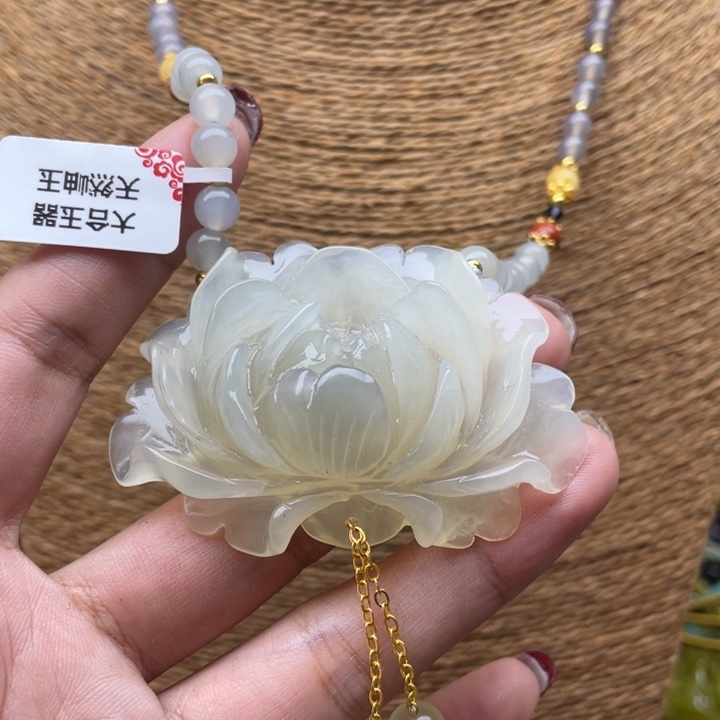 蛇纹石玉吊坠合金