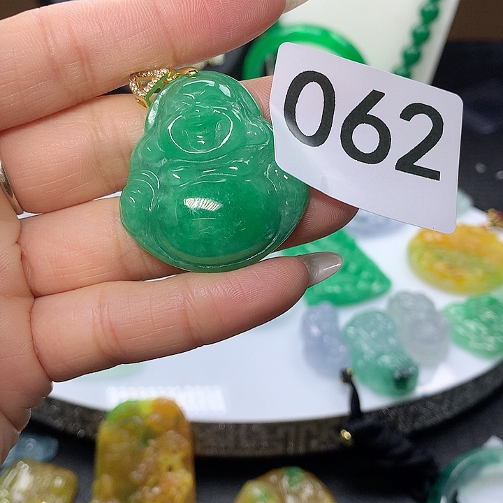 翡翠吊坠(赠链)未镶嵌