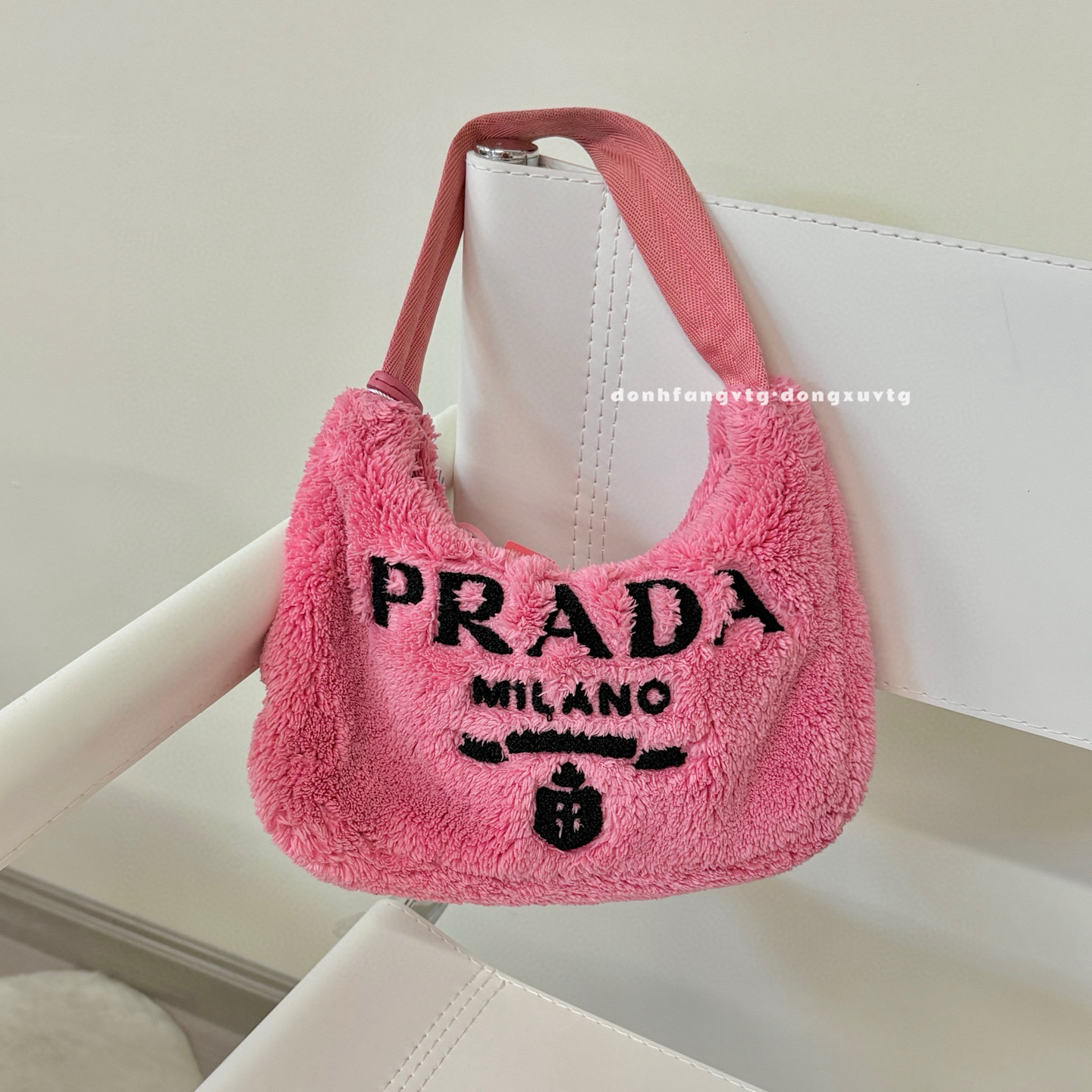 95新 Prada/普拉达 prada 粉色毛毛hobo单肩包