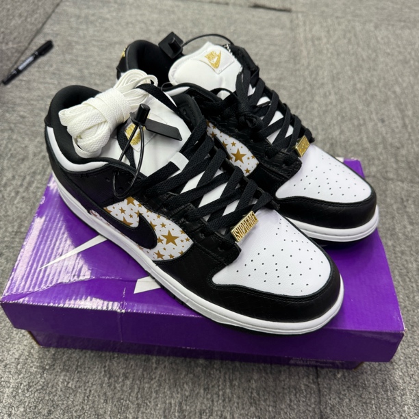 全新未使用 NIKE/耐克 42.5码 dunk SB supreme 黑白金