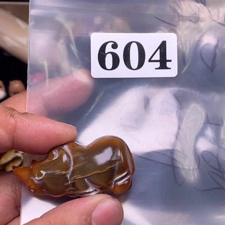驼骨摆件人工忙着