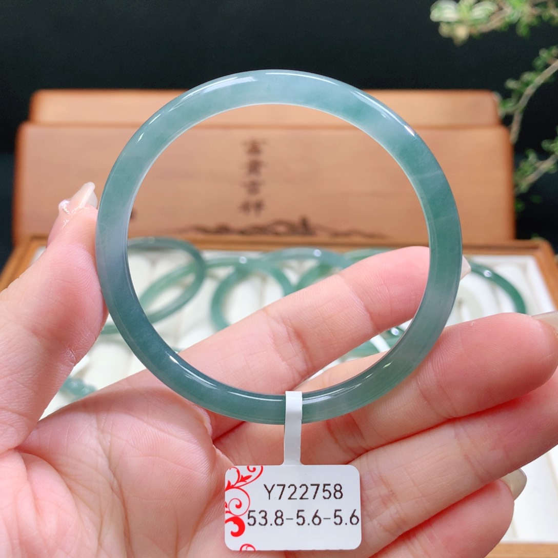 翡翠手镯未镶嵌天然