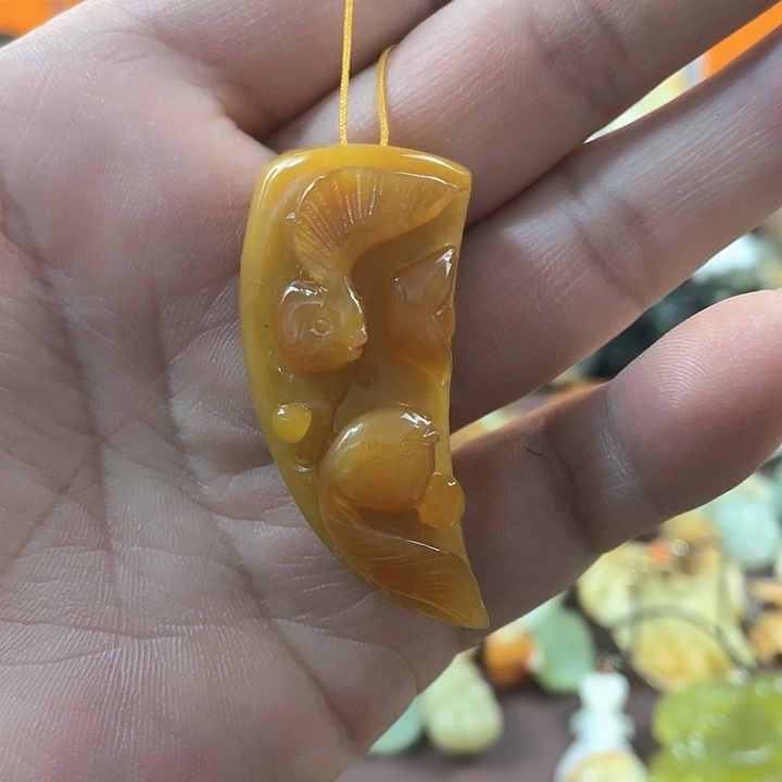 蛇纹石玉颈饰合金