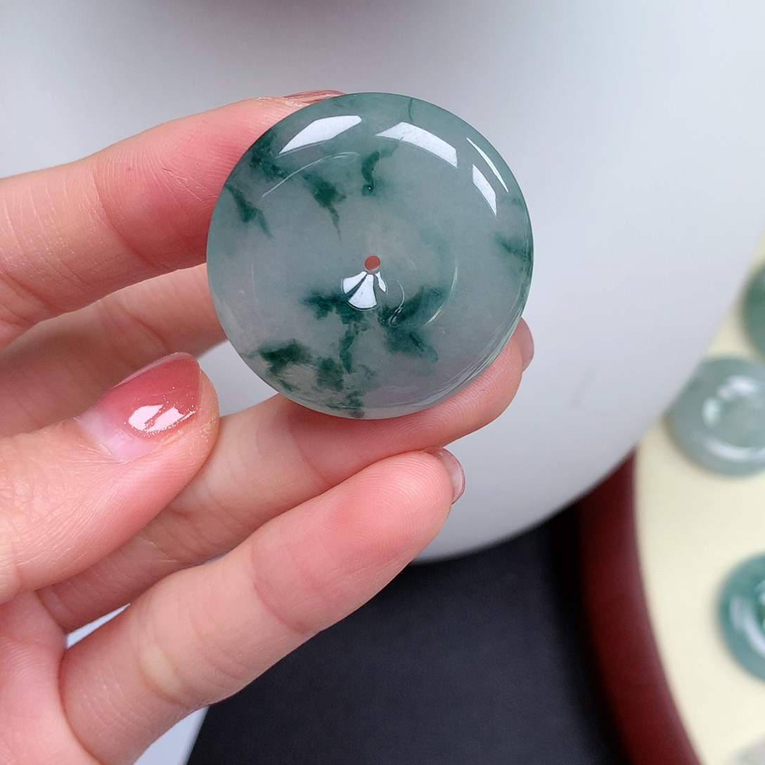 翡翠颈饰未镶嵌平安扣