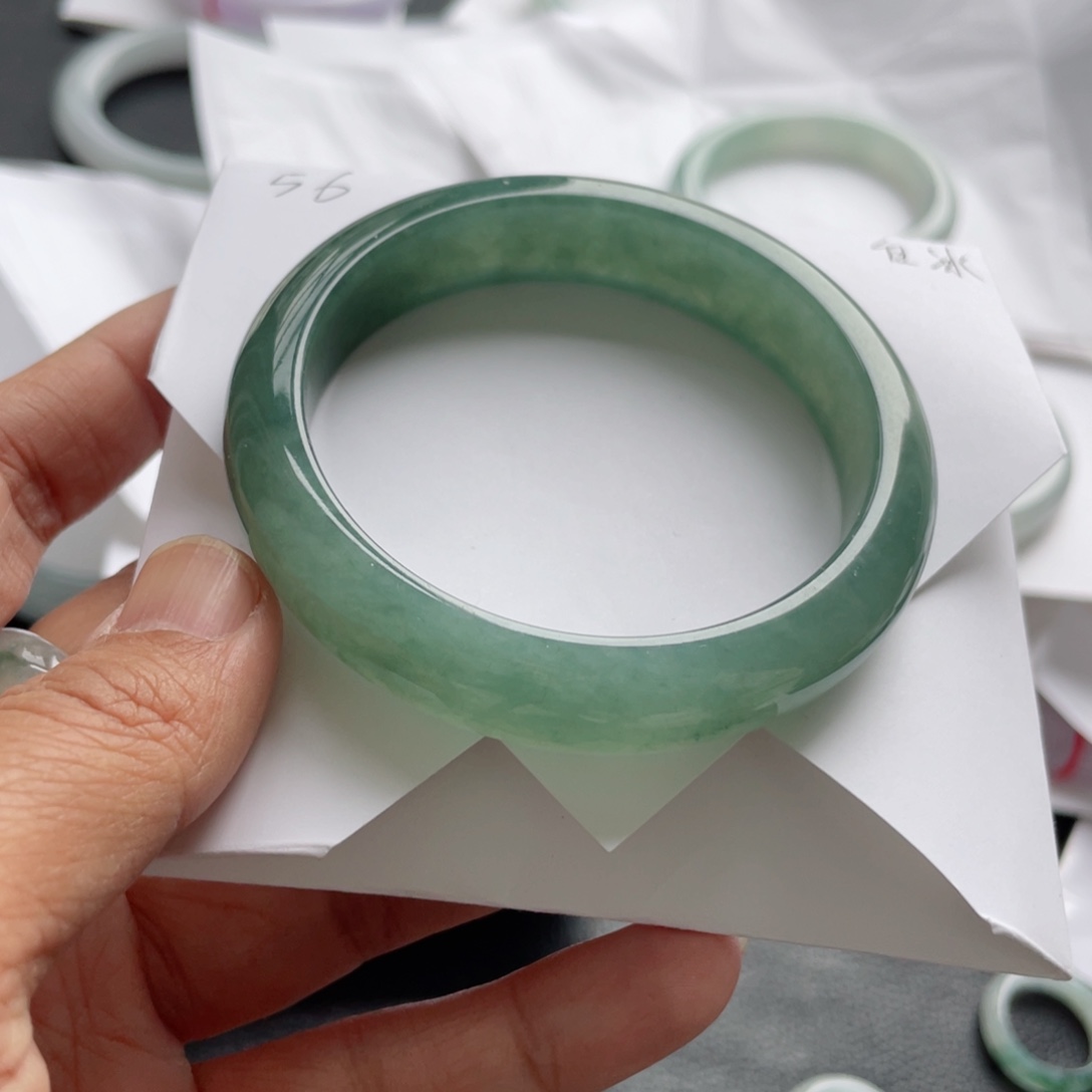 翡翠手镯未镶嵌翡翠手镯