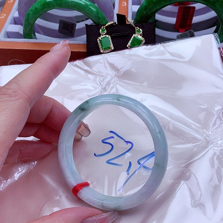 翡翠手镯未镶嵌翡翠