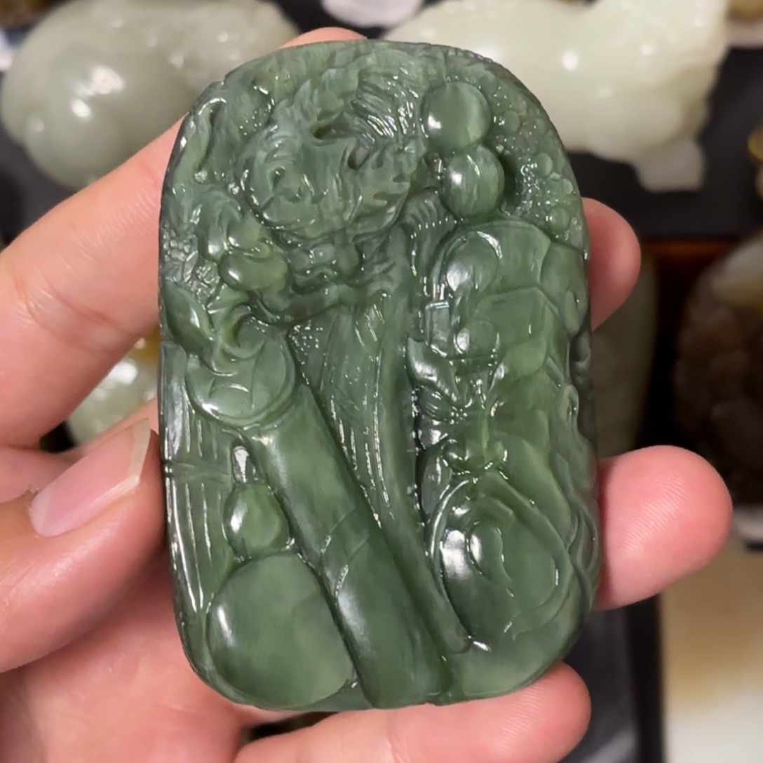 问***月和田玉未镶嵌颈饰