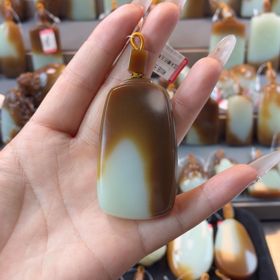 勤***哥和田玉未镶嵌颈饰