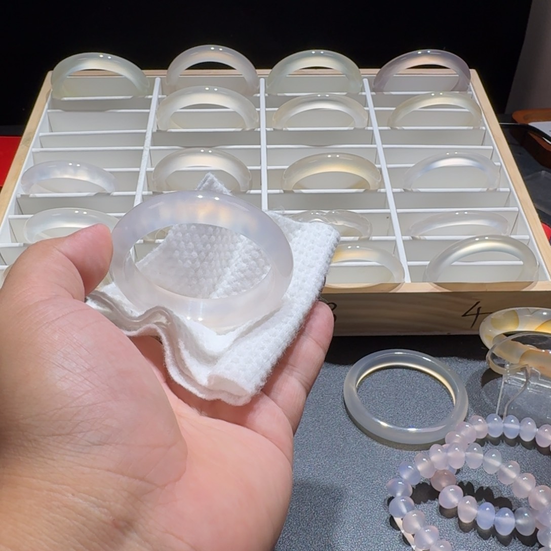 婉***婉玛瑙/玉髓手镯未镶嵌