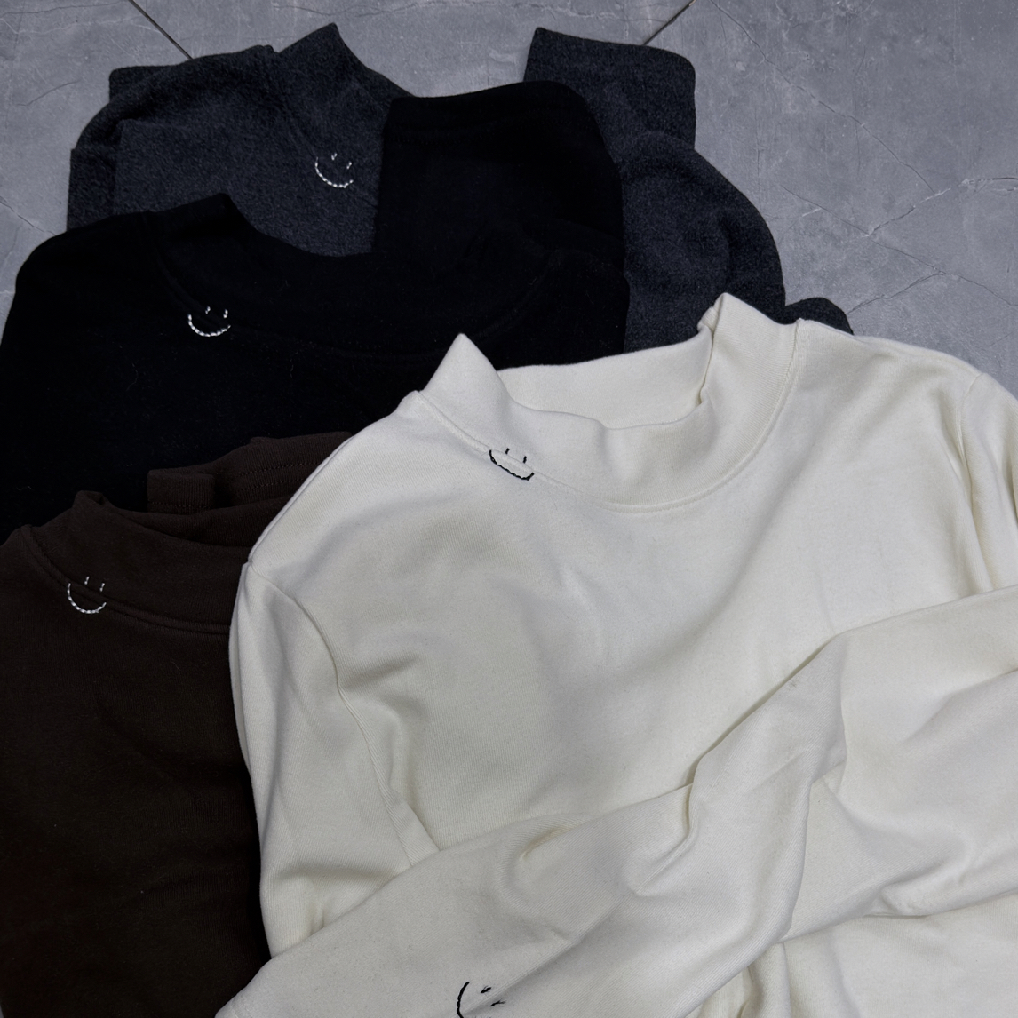 【Hi 妞】笑脸刺绣加绒打底T恤