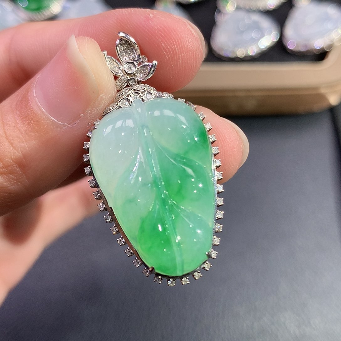 翡翠吊坠(赠链)18K金镶嵌