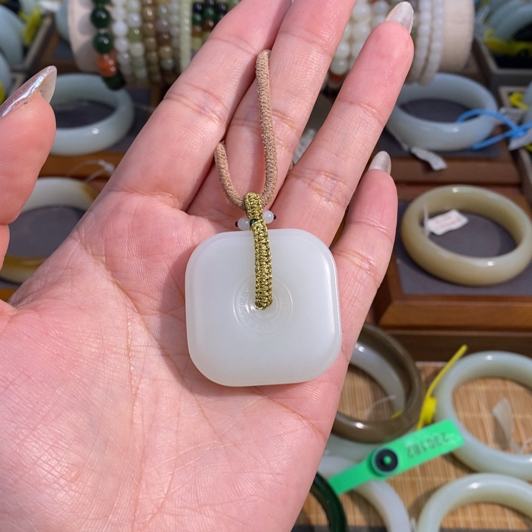 可***e和田玉未镶嵌颈饰