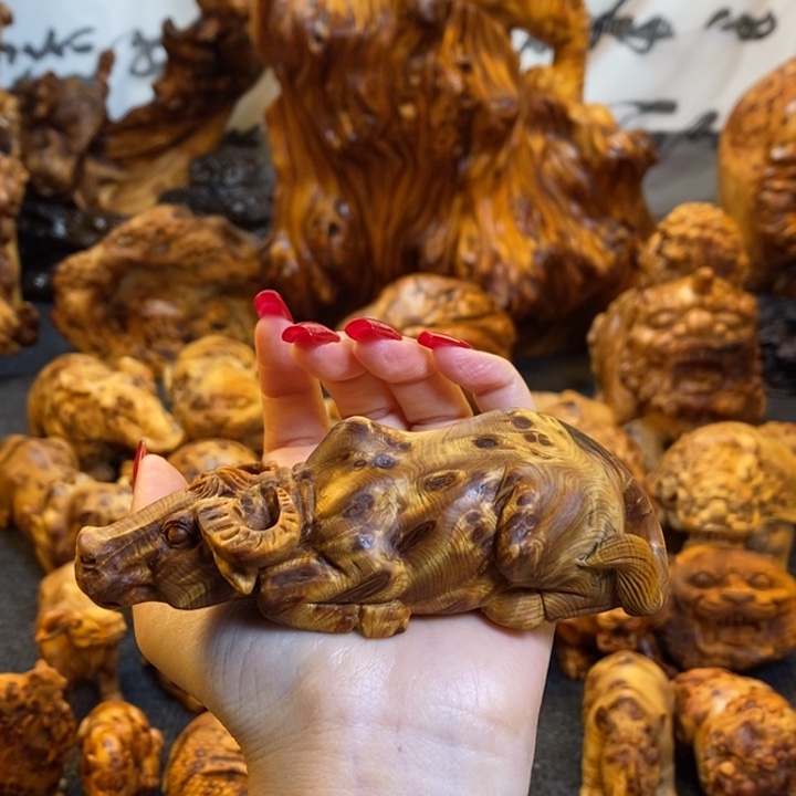 彭***动崖柏牛气冲天手把件手把件