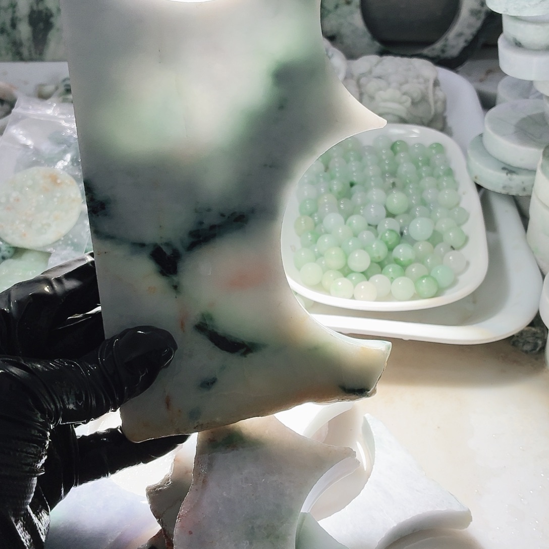 翡翠未镶嵌颈饰边角料