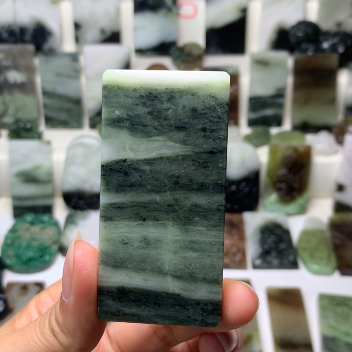 独山玉未镶嵌颈饰