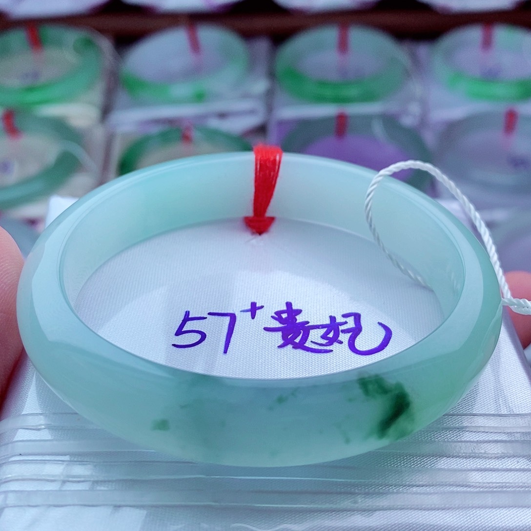 翡翠手镯未镶嵌冰底透光蓝晴底飘绿花贵妃（370）