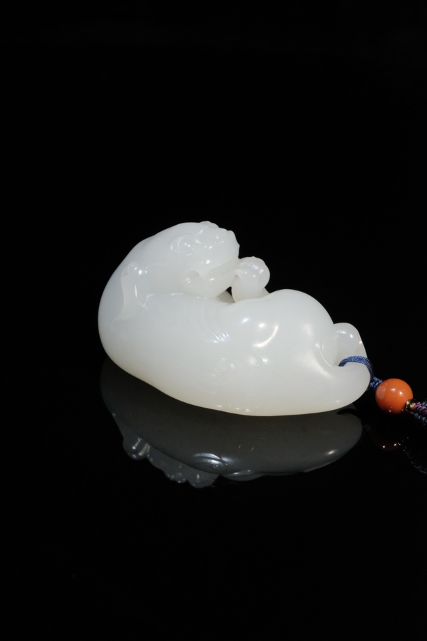 新疆和田玉子料回头貔貅吊坠，高46，宽24.6，厚23.8，重35.8