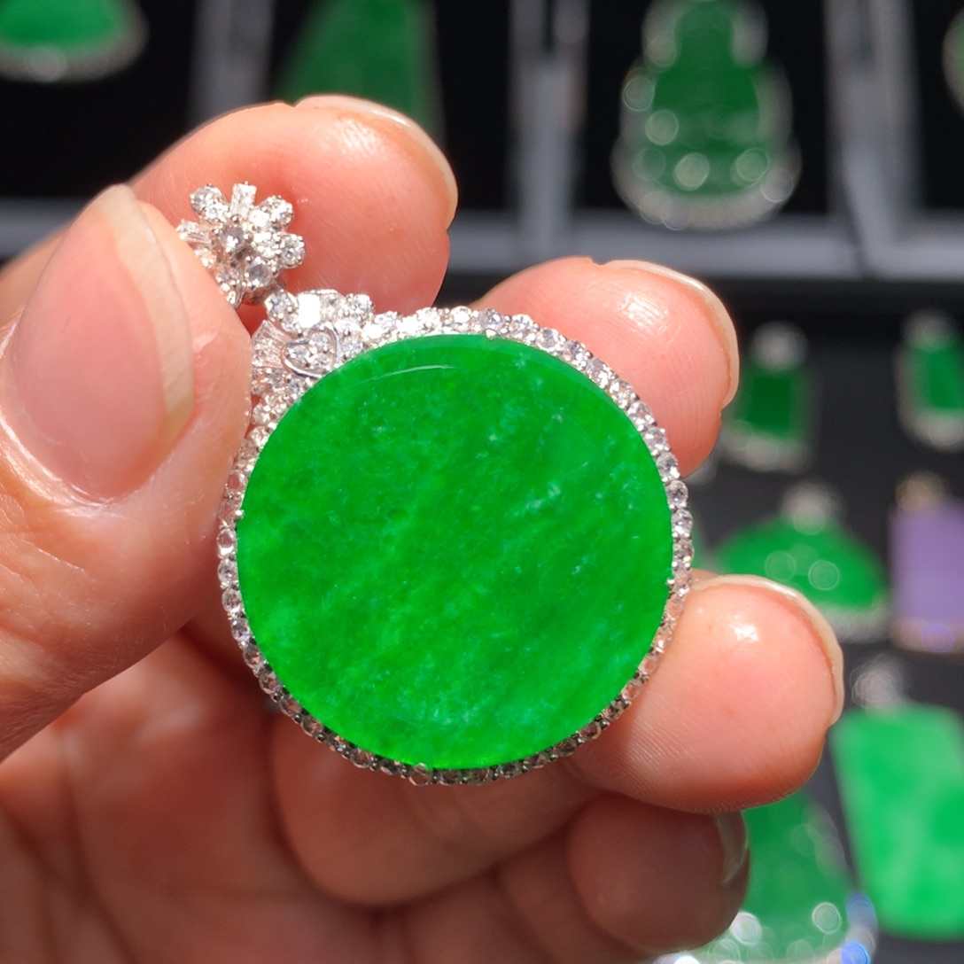 翡翠颈饰18K金镶嵌格*翡翠