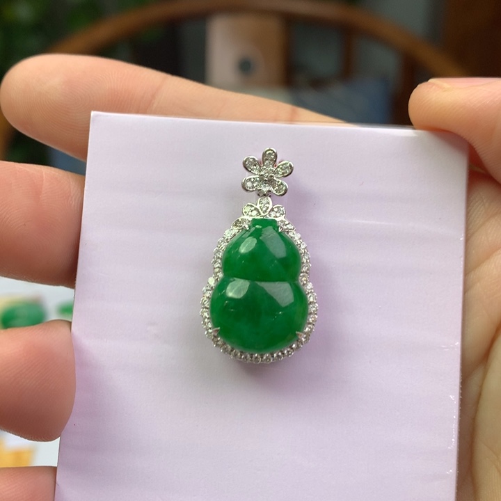 翡翠18K金镶嵌颈饰翡翠吊坠
