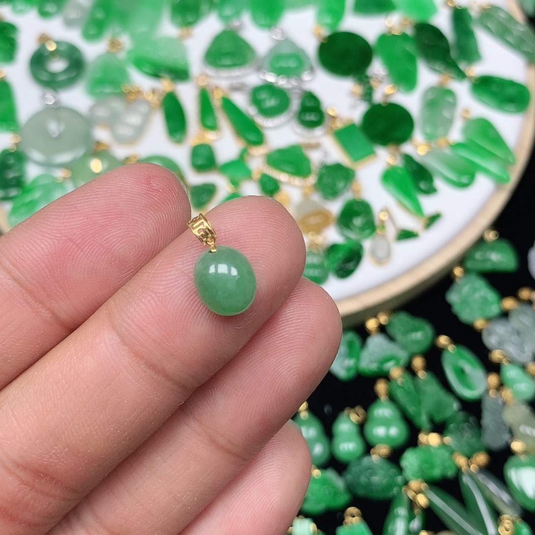 翡翠配石18K金扣头 小巧精美满绿小蛋面
