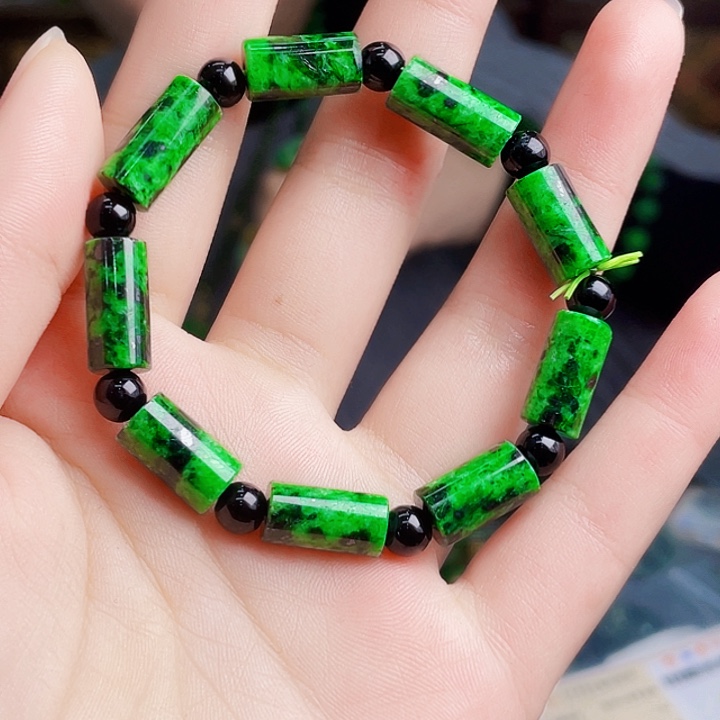 翡翠未镶嵌颈饰多样性