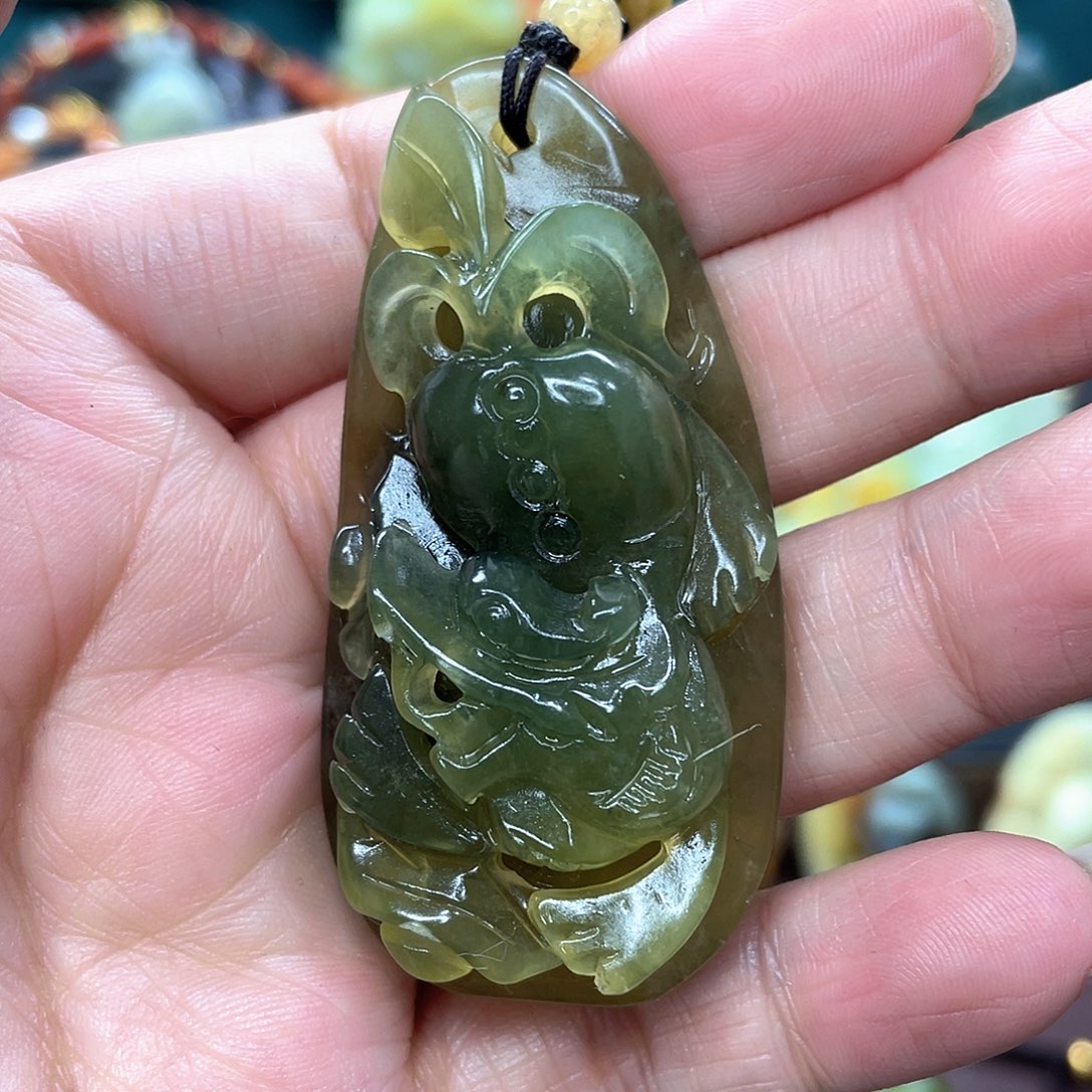 蛇纹石玉颈饰未镶嵌