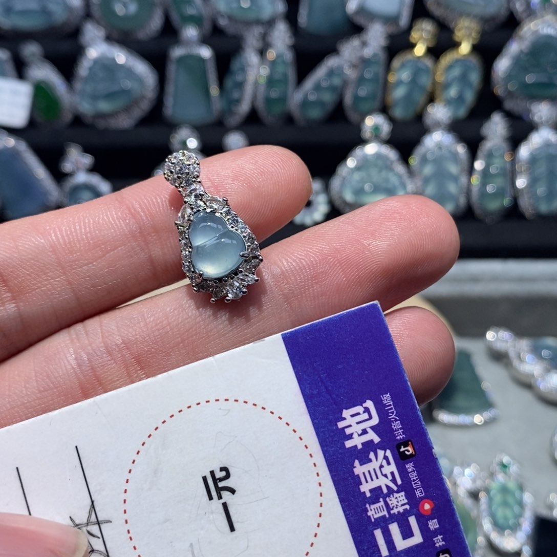 翡翠颈饰未镶嵌若**场翡翠