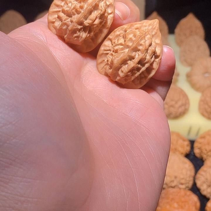 文玩核桃手把件野生鸡心