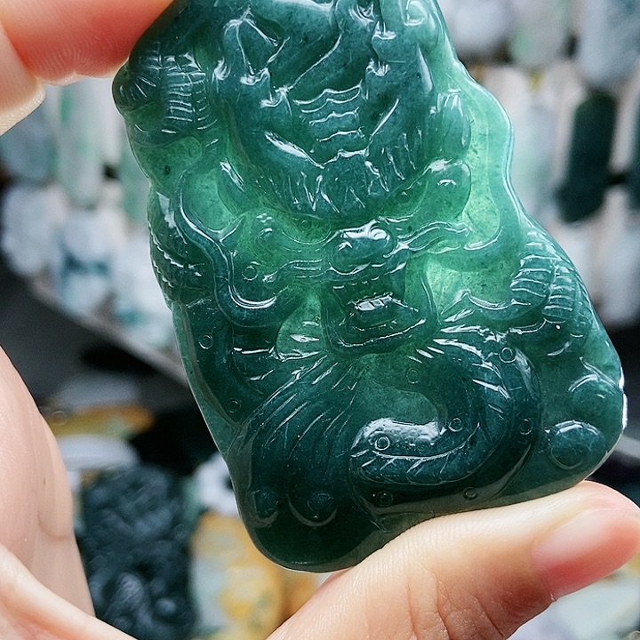 颈饰足铂镶嵌翡翠翡翠