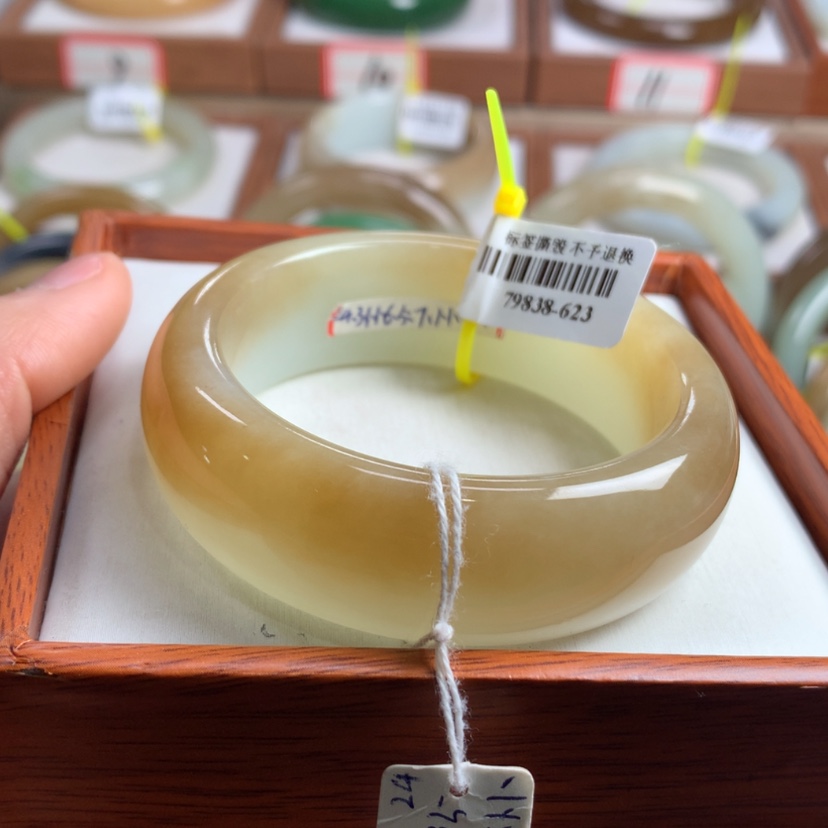 【闪购商品】和田玉手镯未镶嵌52