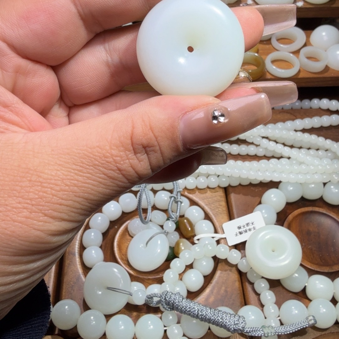 风***了和田玉未镶嵌颈饰