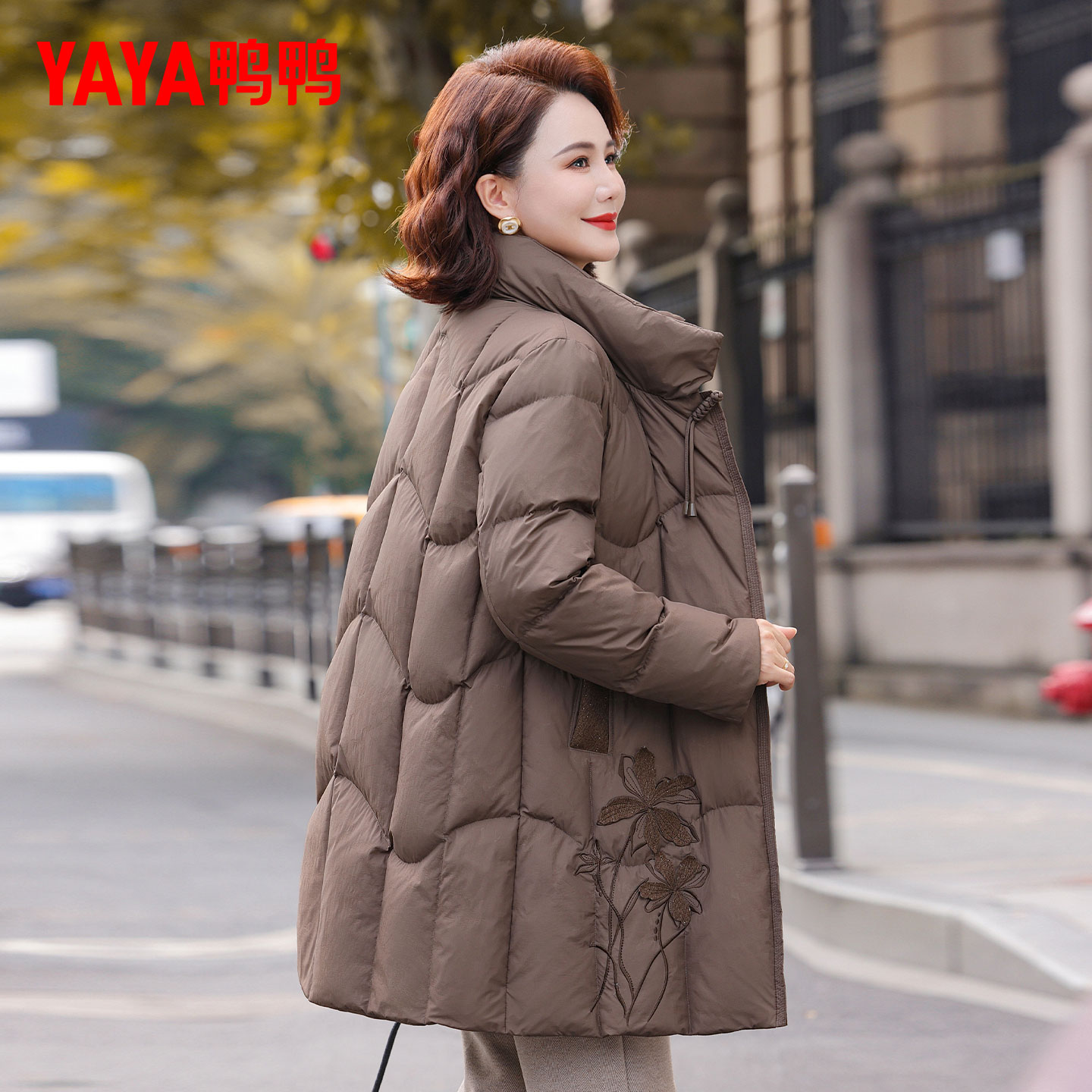 鸭鸭90绒妈妈羽绒服女款2025新款冬季中长款立领洋气保暖加厚外套