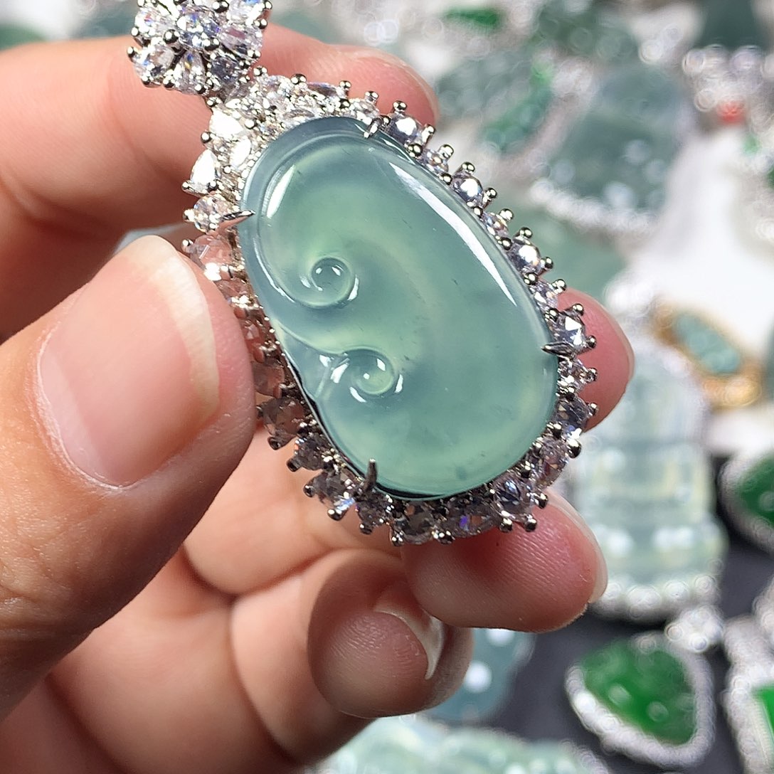 翡翠未镶嵌颈饰如意