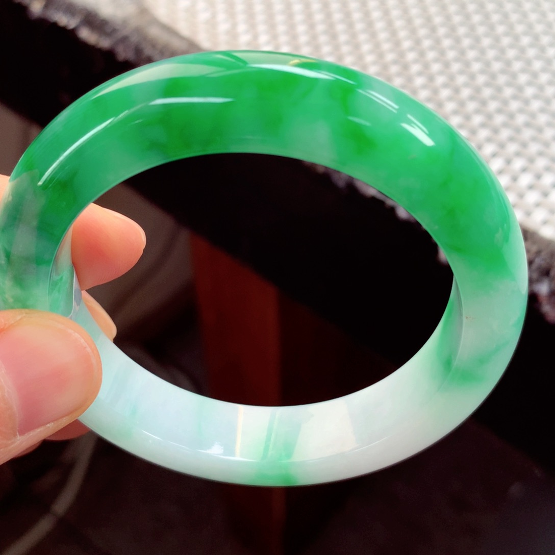 翡翠手镯未镶嵌缅甸