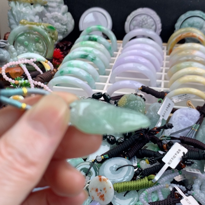 翡翠颈饰未镶嵌吊坠