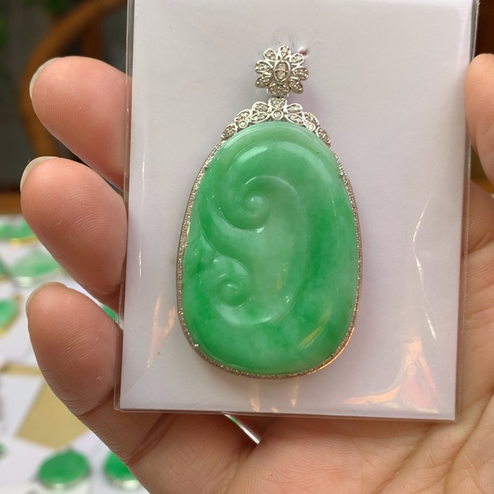 翡翠颈饰18K金镶嵌翡翠吊坠