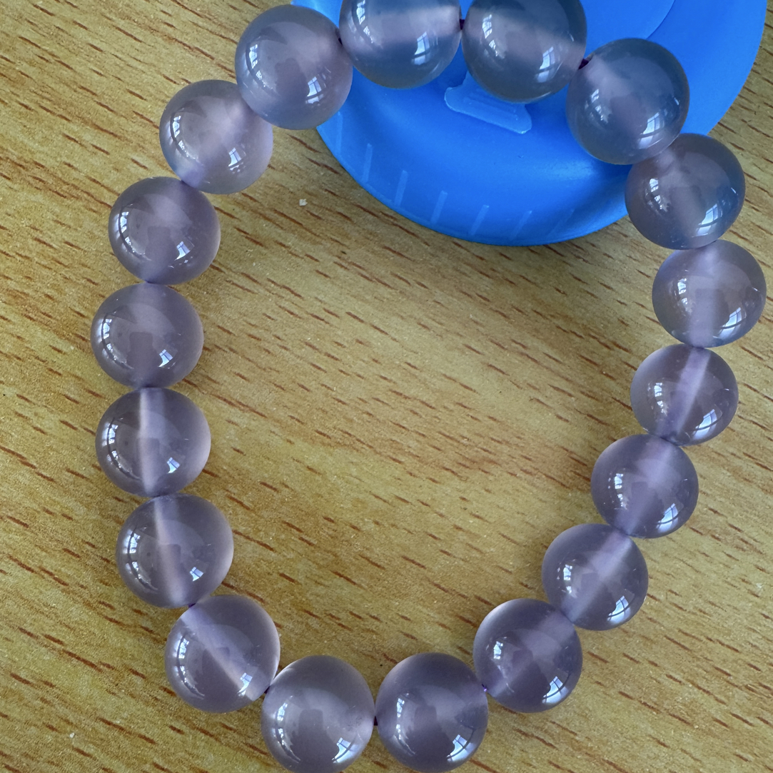 帝王紫玛瑙手串，颜色随光照而改变。宛如从时光深处走来的珍宝